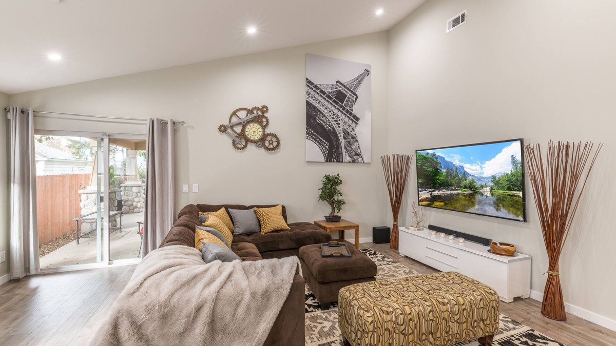 Santa Ana House | Family-Friendly Orange County Home w/Treehouse & Yard – Close to Disneyland!