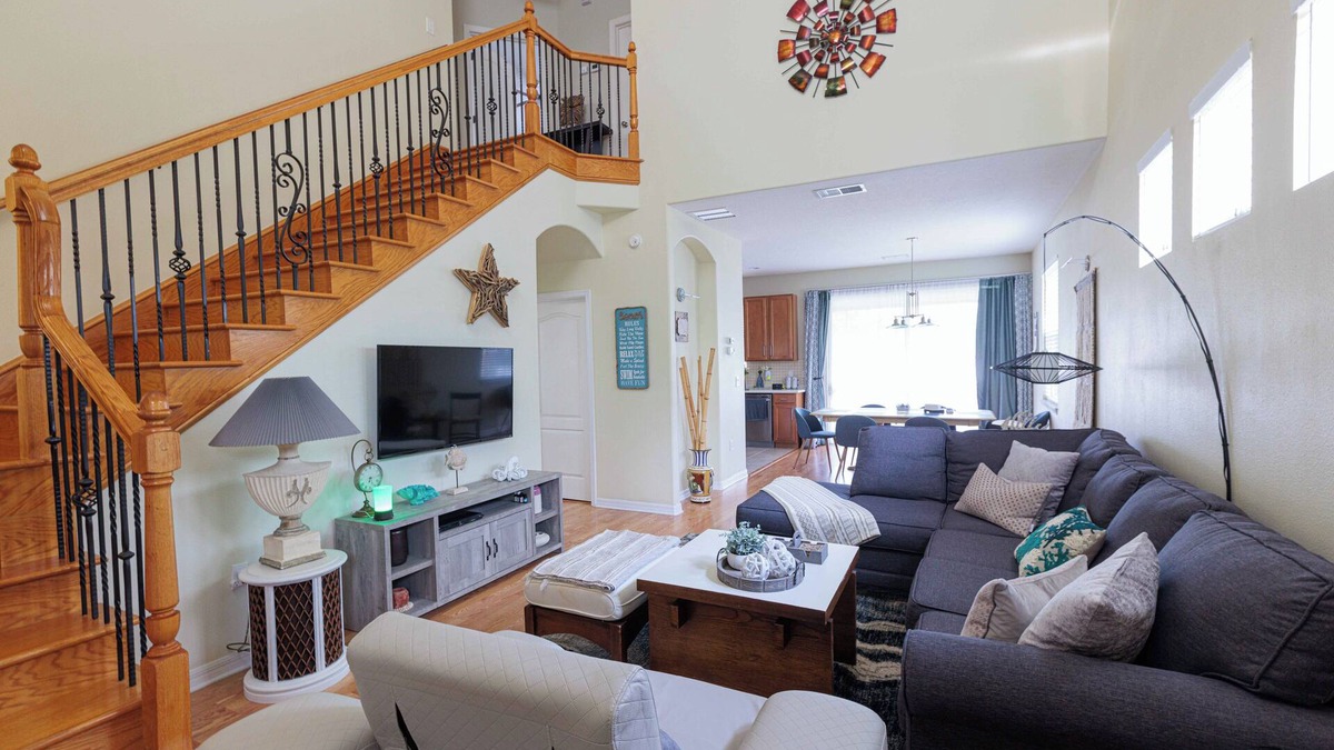 Fruitville House | Family friendly Private Home on a small lake