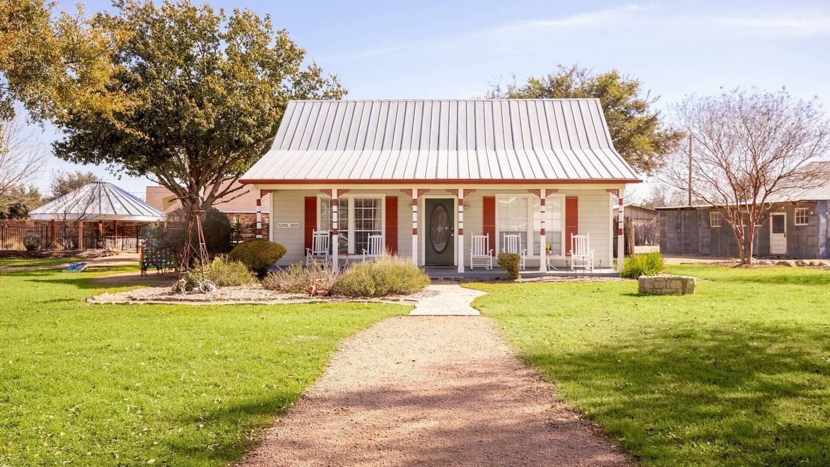 New Braunfels House | Family-Friendly Ranch House – Dog Friendly King Suite, Full Kitchen with Back Patio & Outdoor Space