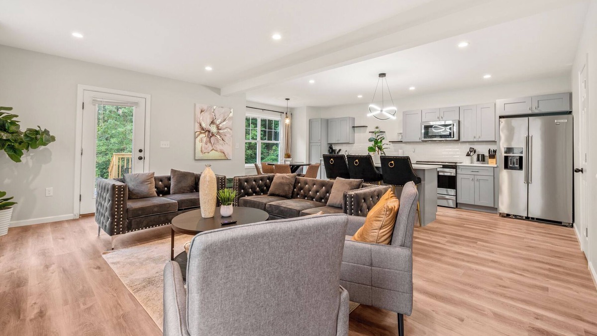 Bloomfield House | Family-Friendly Retreat - Sleeps 20 in Bloomfield, CT