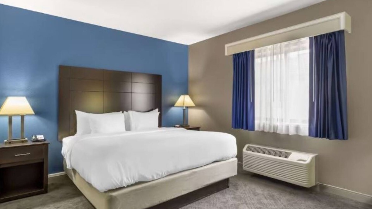 Mundelein Hotel | Family-Friendly Suites w/Pool & Breakfast Near Six Flags Great America