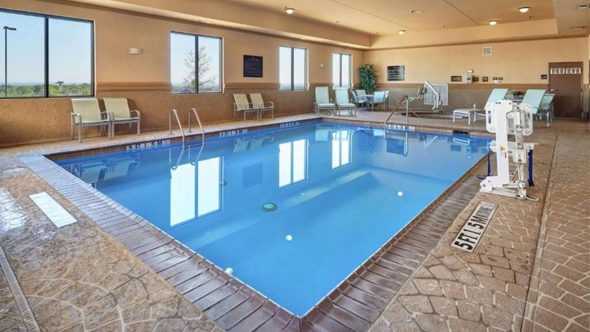 Decatur Hotel | Family-Friendly Suites in Decatur - Indoor Pool & Nearby Attractions