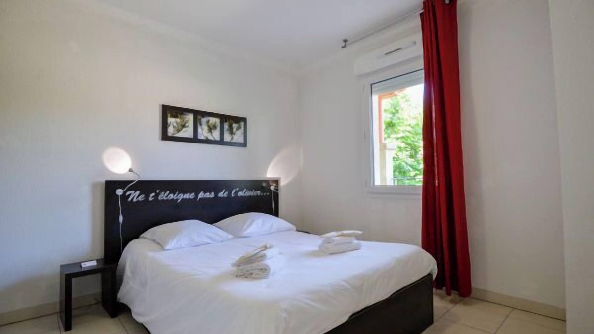 Azille Hotel | Family-Friendly Unit Near Carcassonne | Pet Are Welcome