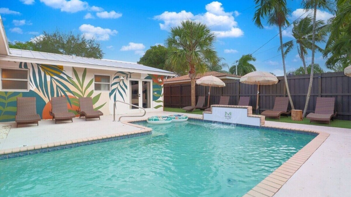 South Corals House | Family Friendly. Game Room. Heated Pool. Waterfall. Sleeps 10. Central Location