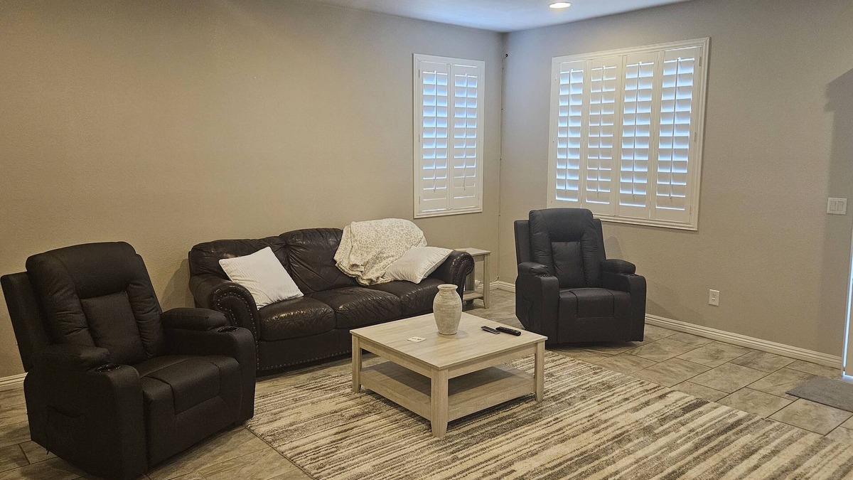 North Las Vegas House | Family friendly home. Perfect for snowbirds. Only 20 min to strip. Pool/hot tub.