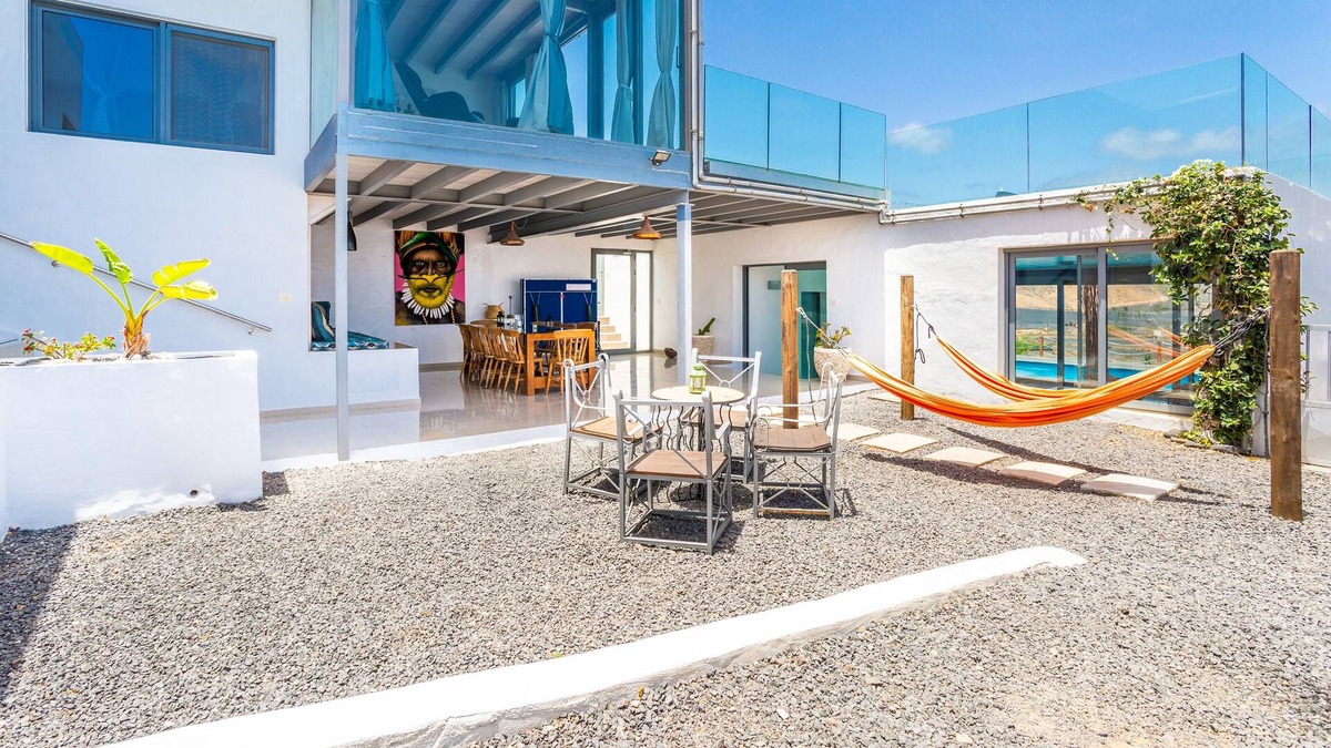 Tabayesco Villa | Family/Friends sized Luxury Villa, 1 km to the beach, private pool, sea views, gym.