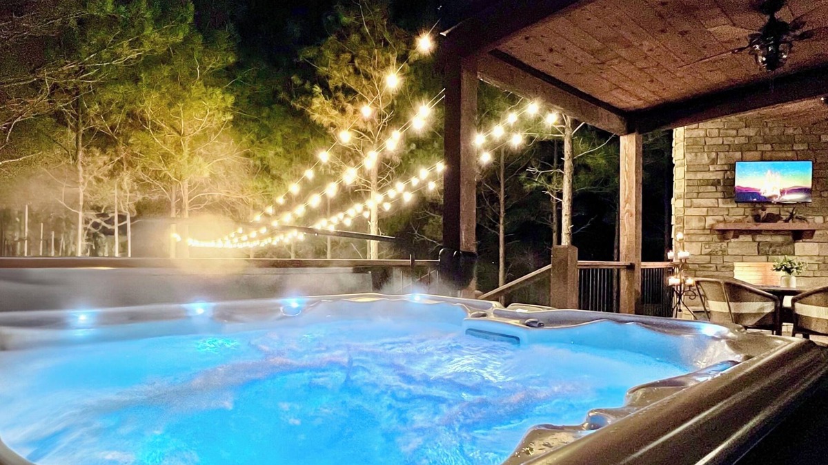 Pickens Cabin | Family Fun, Arcade Game, Disk Golf, Hot Tub, Play set