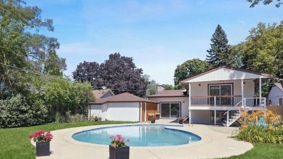 Des Plaines House | Family fun-house w/POOL & Game Room, 5 min from Airport and Rosement attractions