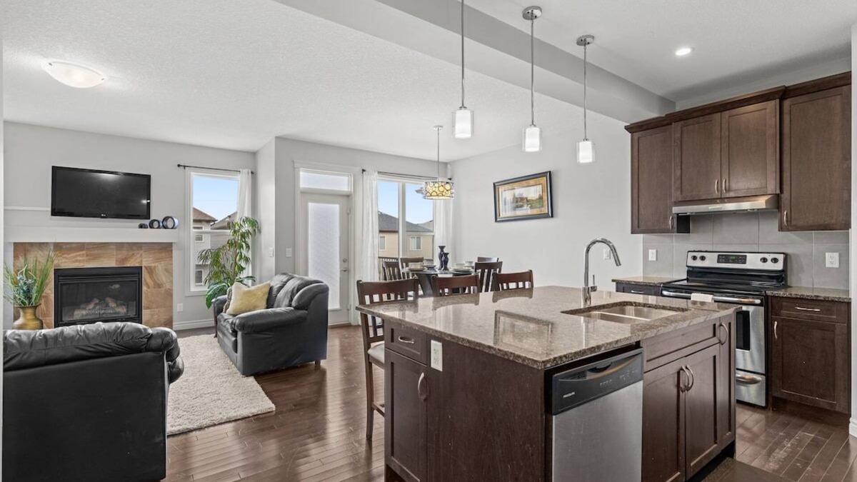 Northwest Calgary House | Family Fun in Nolancrest 4BR, AC, Parking
