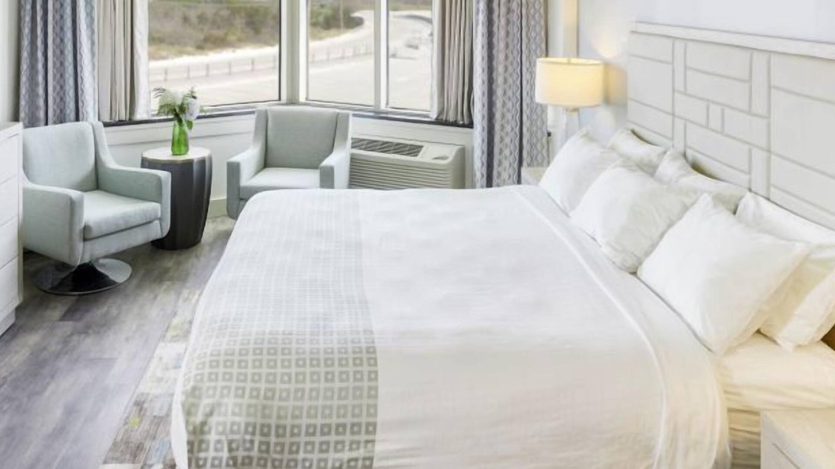 Silver Beach Hotel | Family Fun Near Woods Hole Aquarium! Indoor Pool, FREE Parking!