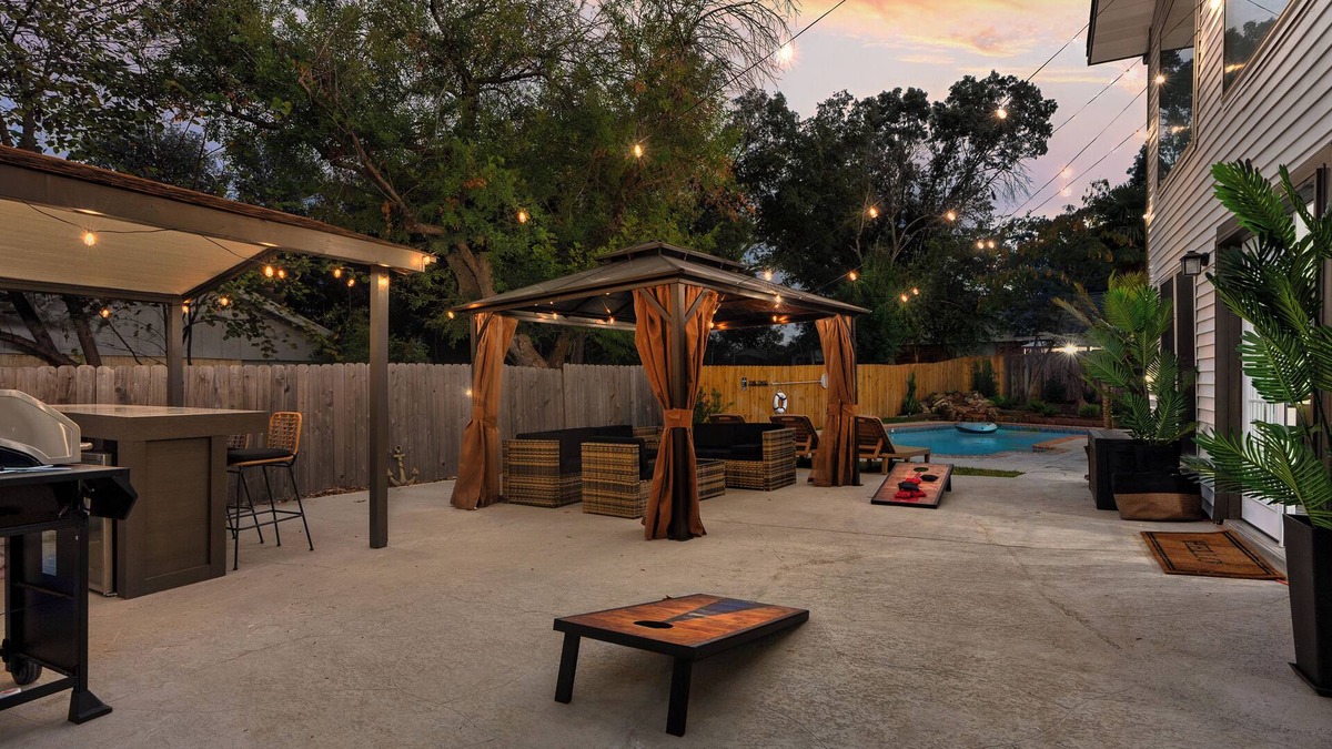 North San Antonio - SAT House | Family Fun Oasis ~ Heated Pool ~ Hot Tub ~ Game Room ~ Outdoor Bar ~ Fire Pit