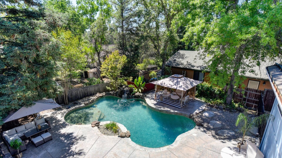 Orangevale House | Family Fun & Relaxation! 6-guests, beautiful backyard