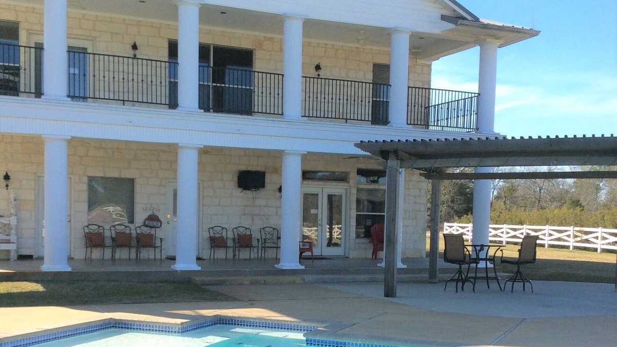 Wellborn House | Family Gathering/Game Day/Wedding Venue in College Station with pool in country
