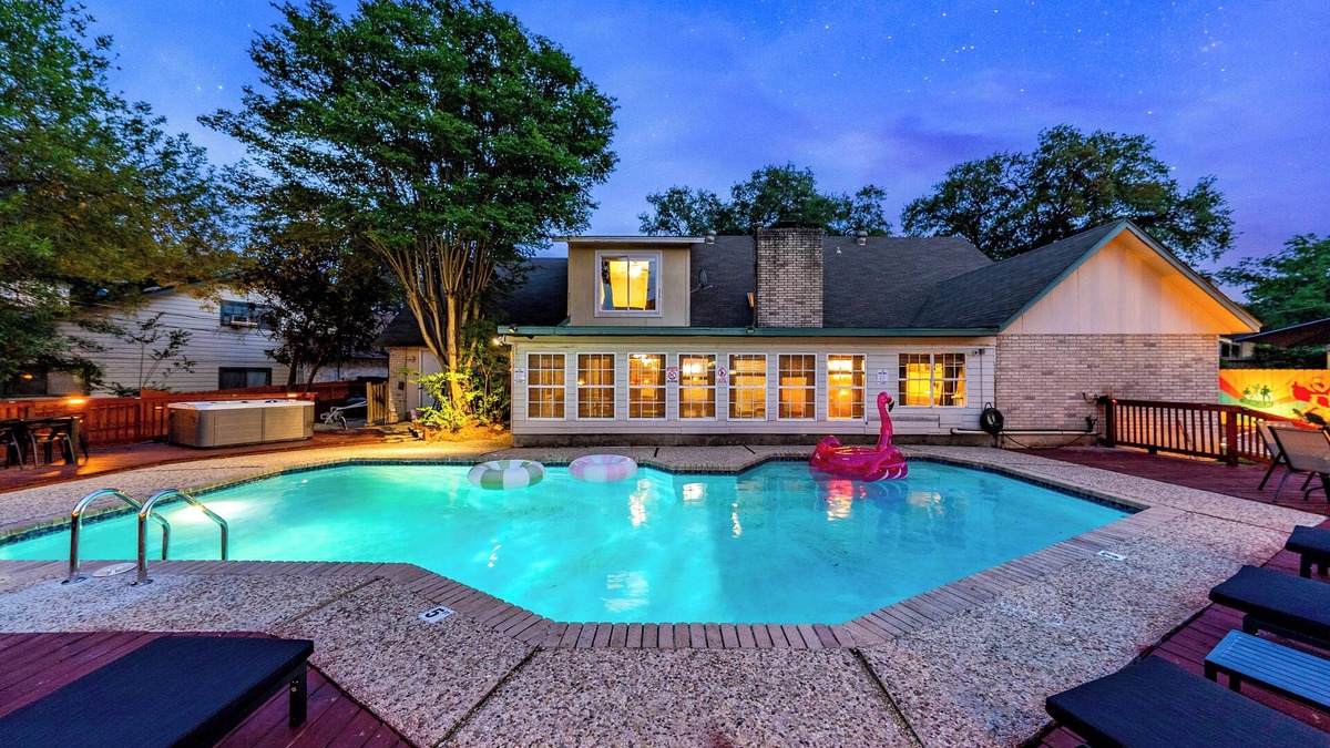 Arboretum House | Family Gem - Heated Pool, Hot tub, GameRooms, Playground, Firepit, Chess, EV…