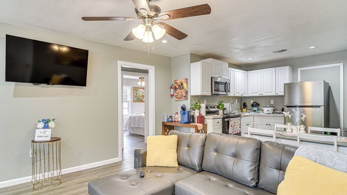 Bearss Plaza House | Family Getaway 11 Mi to Dtwn Tampa: Pets Welcome!