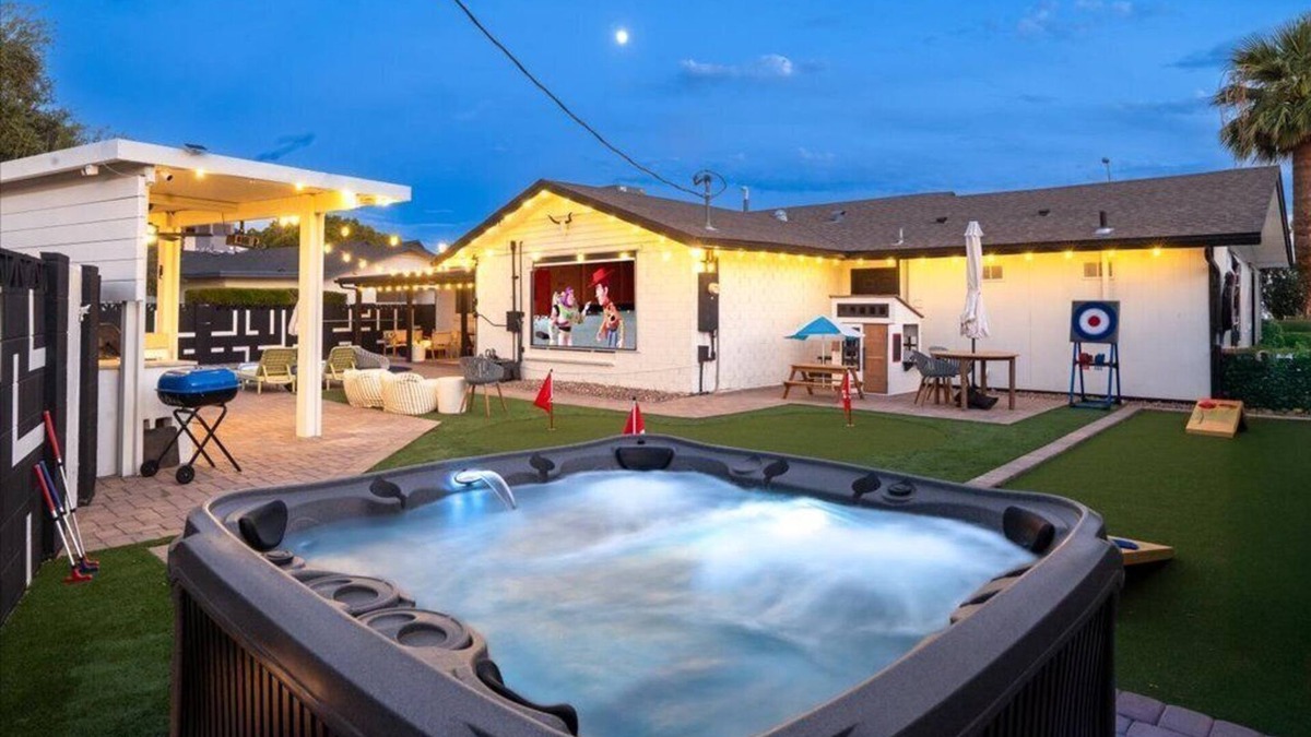 South Scottsdale House | Family Getaway: Diving Pool, Hot Tub, 8 min to Old Town, 6BR/3.5BA, Pet-friendly