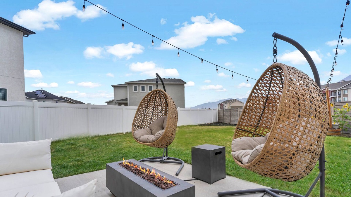 Vineyard House | Family Getaway near BYU, UVU, & Skiing with HUGE backyard