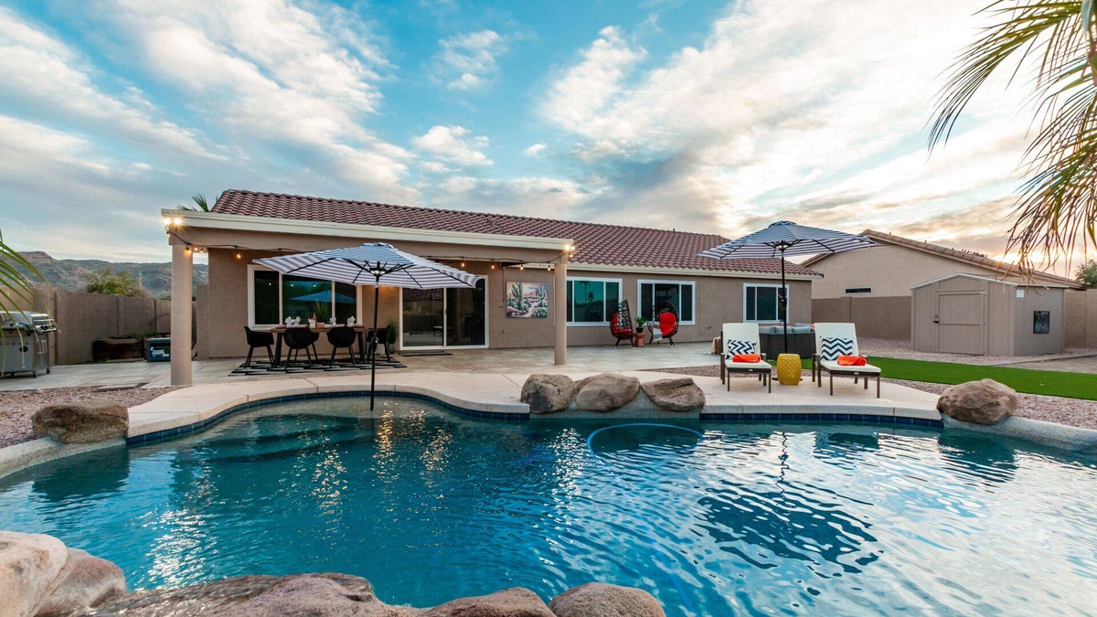 South Mountain House | Family Getaway! Sleeps 12, Pool, Playground, Game Room
