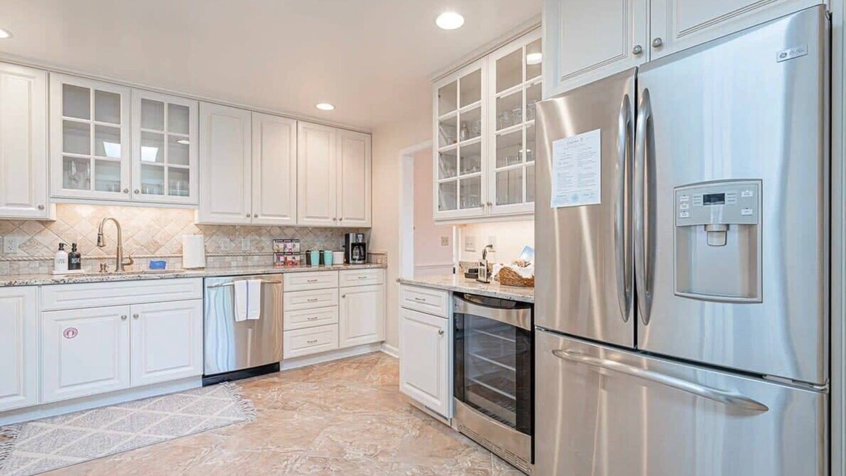 White Stone House | Family Getaway w Dock Kayaks Firepit & More