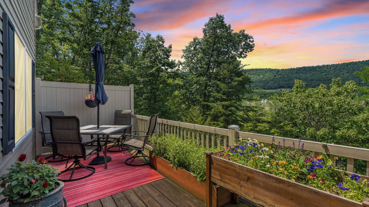 Massanutten House | Family & Group Friendly Mountain Retreat w/HotTub,EV Charger,Ski,Mountain View