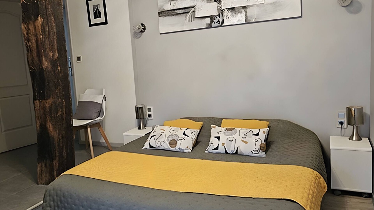 Neuville-de-Poitou Bed & Breakfast | Family Guest Room Near Futuroscope – Breakfast Included, Shared Pool