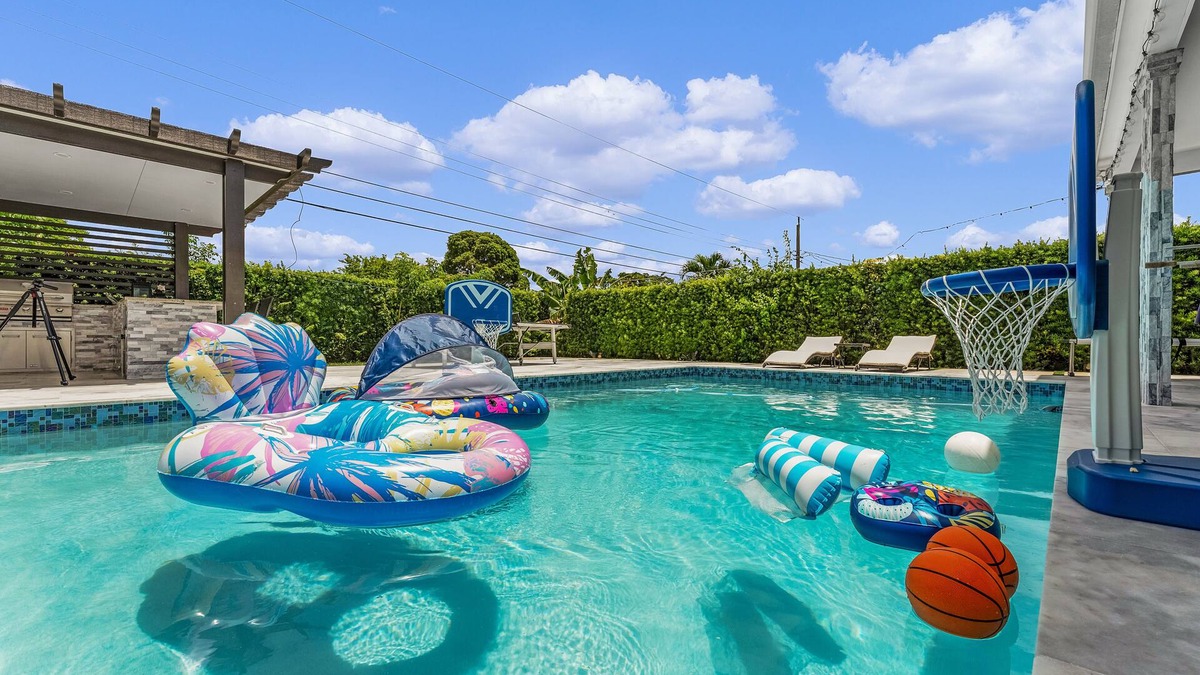 Pembroke Pines House | Family Haven, Modern heated Pool & Grill!