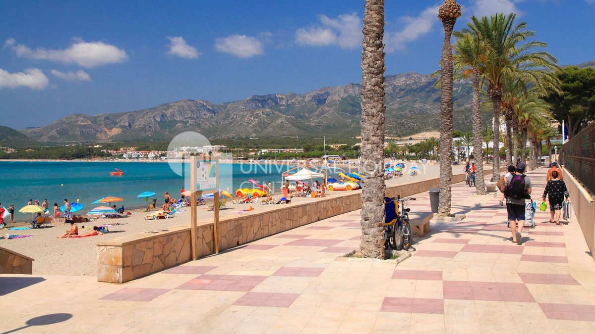 L'Hospitalet de l'Infant House | Family House with Pool on the Beachfront · UHC ARENAL 026