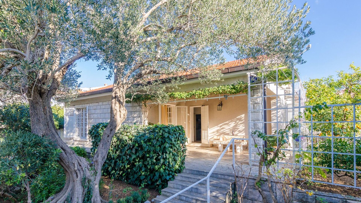 Orebic House | Family holidays, beach 30m from the house, Big garden, barbecue. Parking place