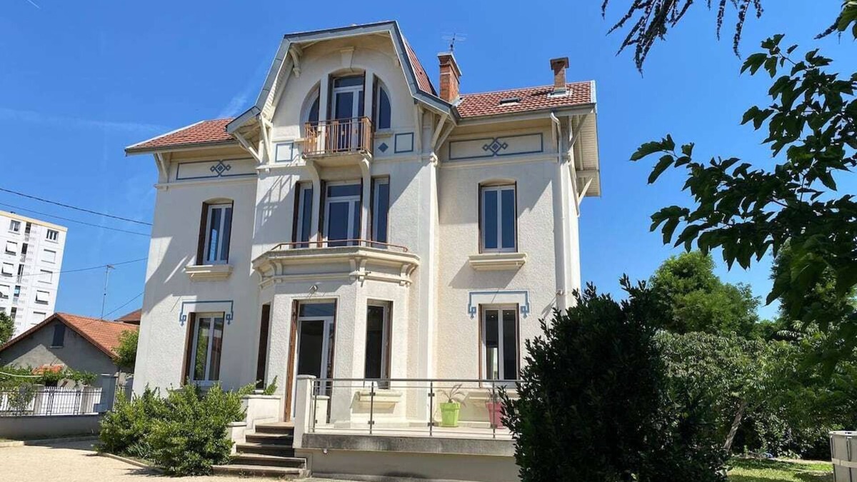Valence House | Family home a stone's throw from the town center