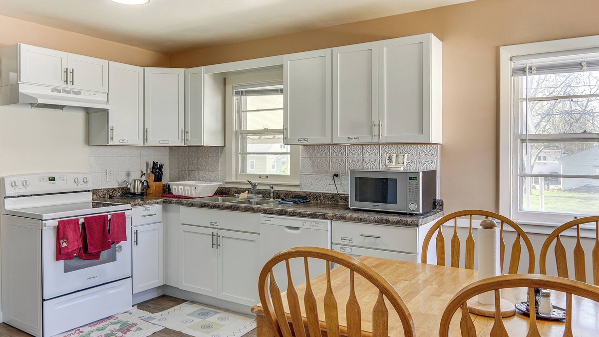 Waterloo Cottage | Family Home By Theme Park & Waterloo Arts District