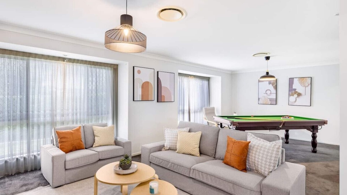 Carindale House | Family Home Close to Shopping Centre and Highway