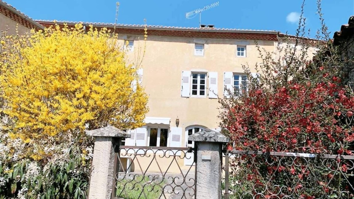 Yronde-et-Buron House | Family home close to forests, pastures and further afield to volcanoes and lakes