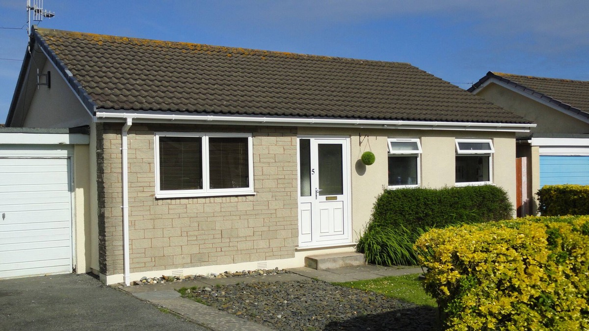 Fairbourne House | Family home close to beach, sleeps 6. great base for walks, dogs welcome.
