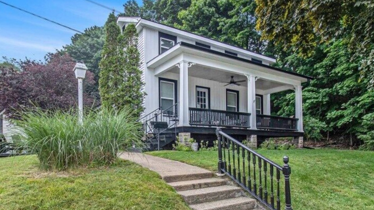 Manistee House | Family Home Near Beach, Downtown, Marina