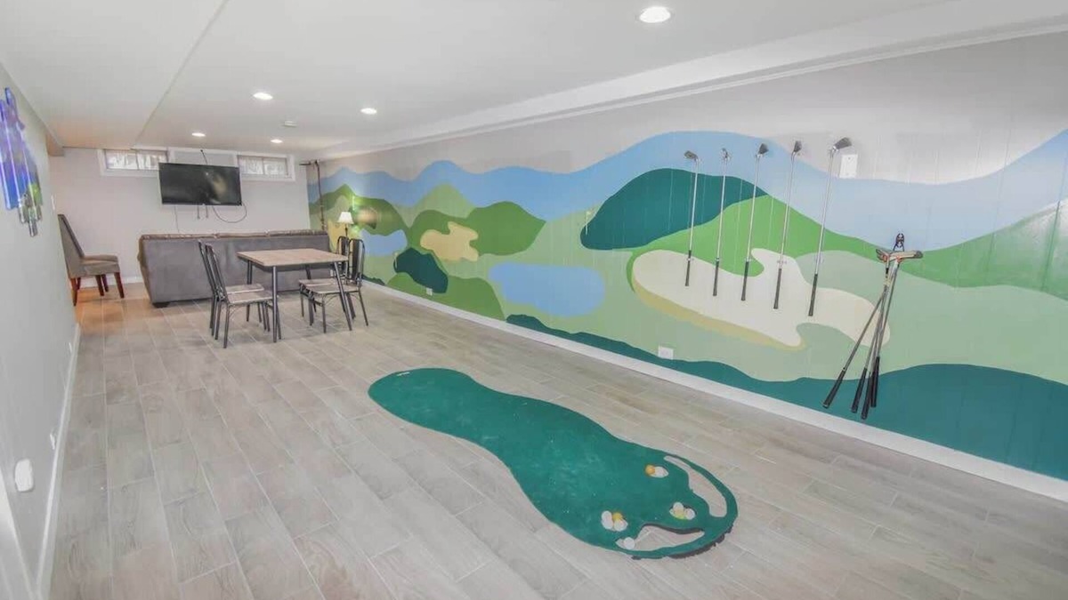 Southeast House | Family Home TV's indoor Sauna, Large Yard & Golf Theme Near Rail and easy access