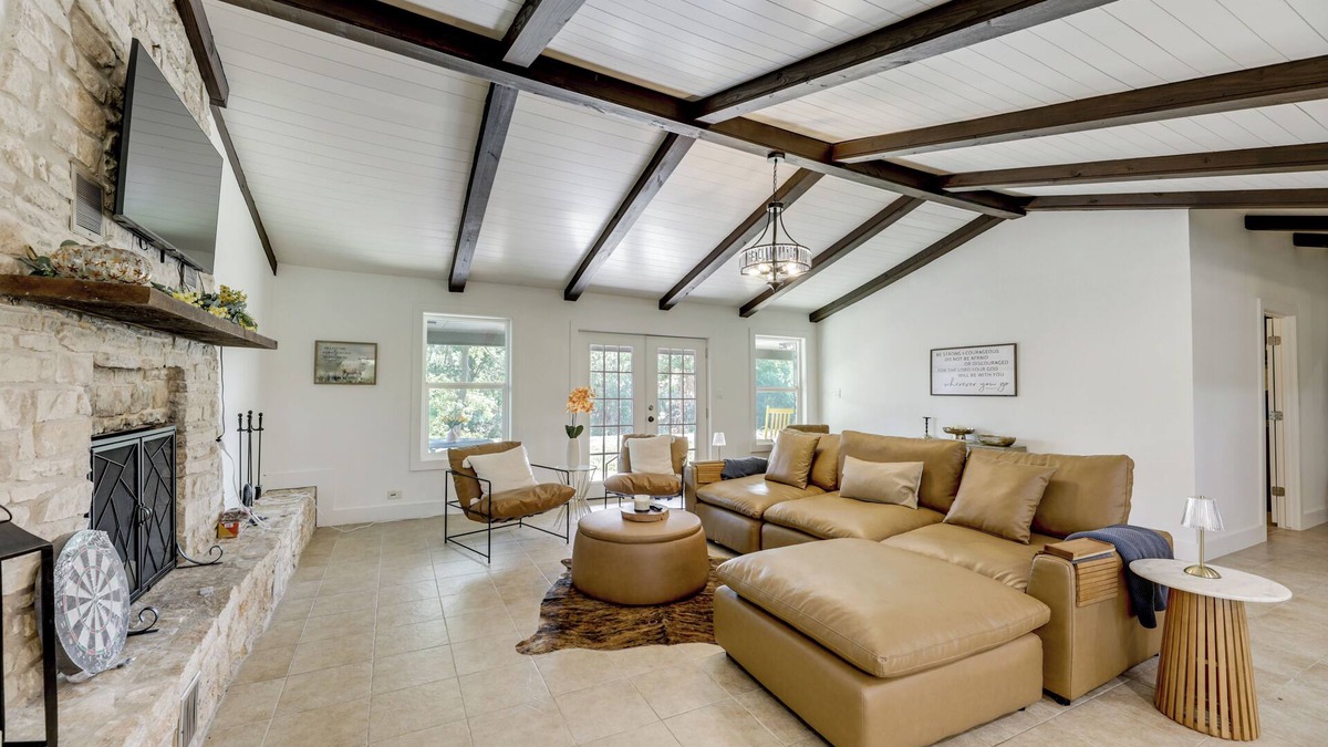 La Grange House | Family Home w/Covered Patio & Grill in La Grange