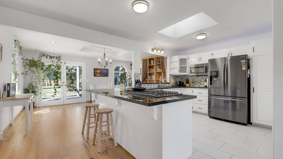 Chico House | Family Home w plants, Large Master w ensuite Bathtub