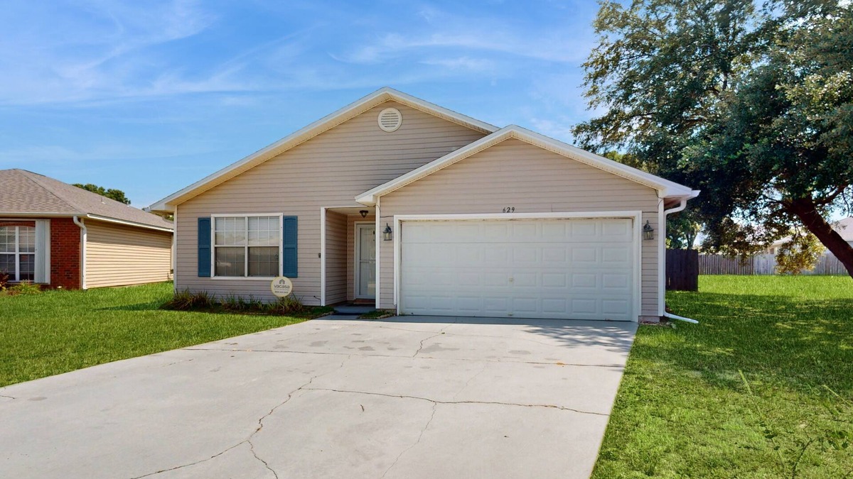 Emerald Shores House | Family home with pool, large fenced-in yard, WiFi, central AC - dog-friendly