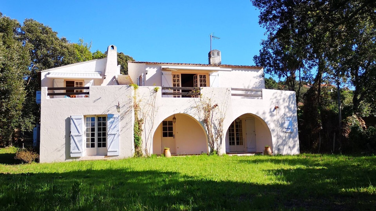 Isolella Villa | Family house direct access to the beach.