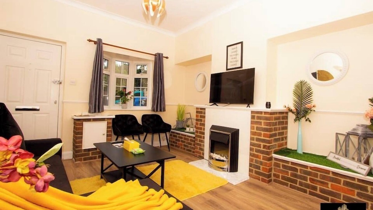 Rushmoor District House | Family house in Farnborough, free parking