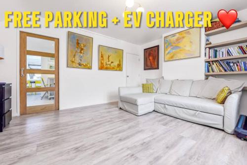 Elthorne Apartment | Family House in the Heart of Hanwell with 5 stars!