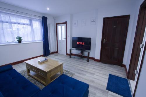 Rushmoor District House | Family House near Farnborough Airport, Free Parking