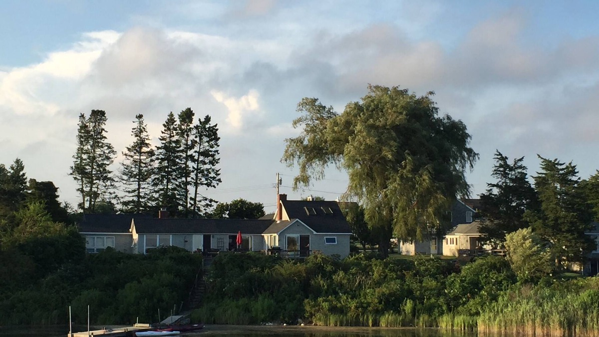 Charlestown House | Family house on Ninigret Pond in Arnolda East
