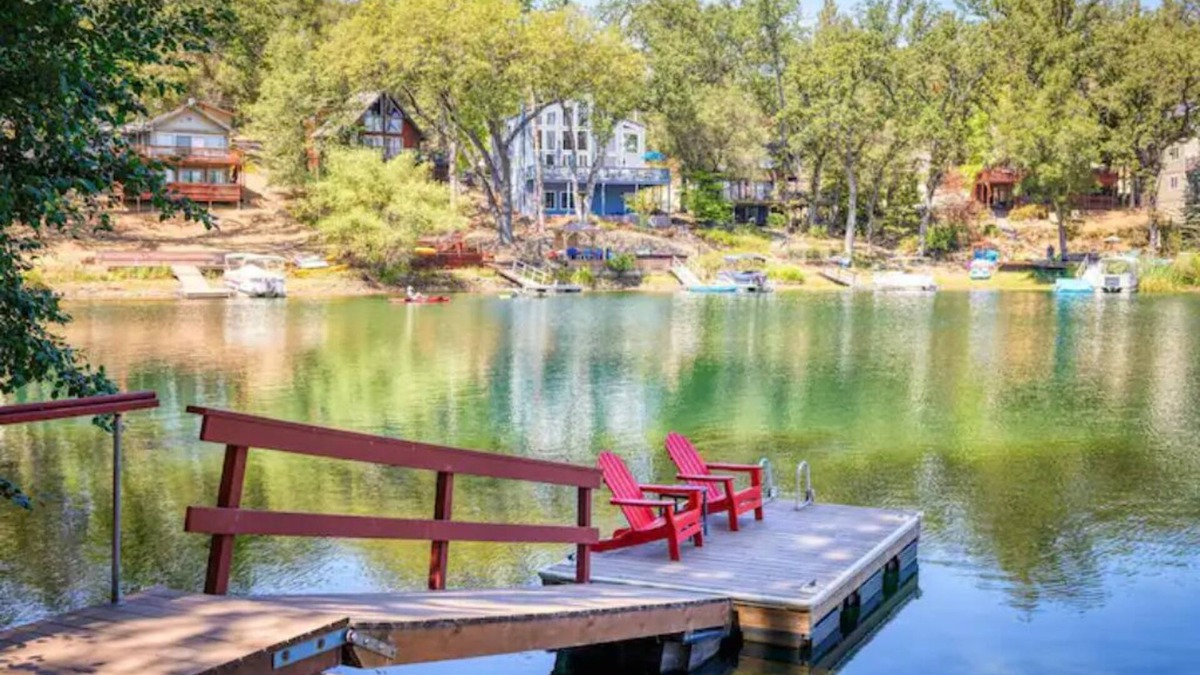 Fort Walton Beach - Destin Cabin | Family Lakehouse w/Private Dock & Swim!