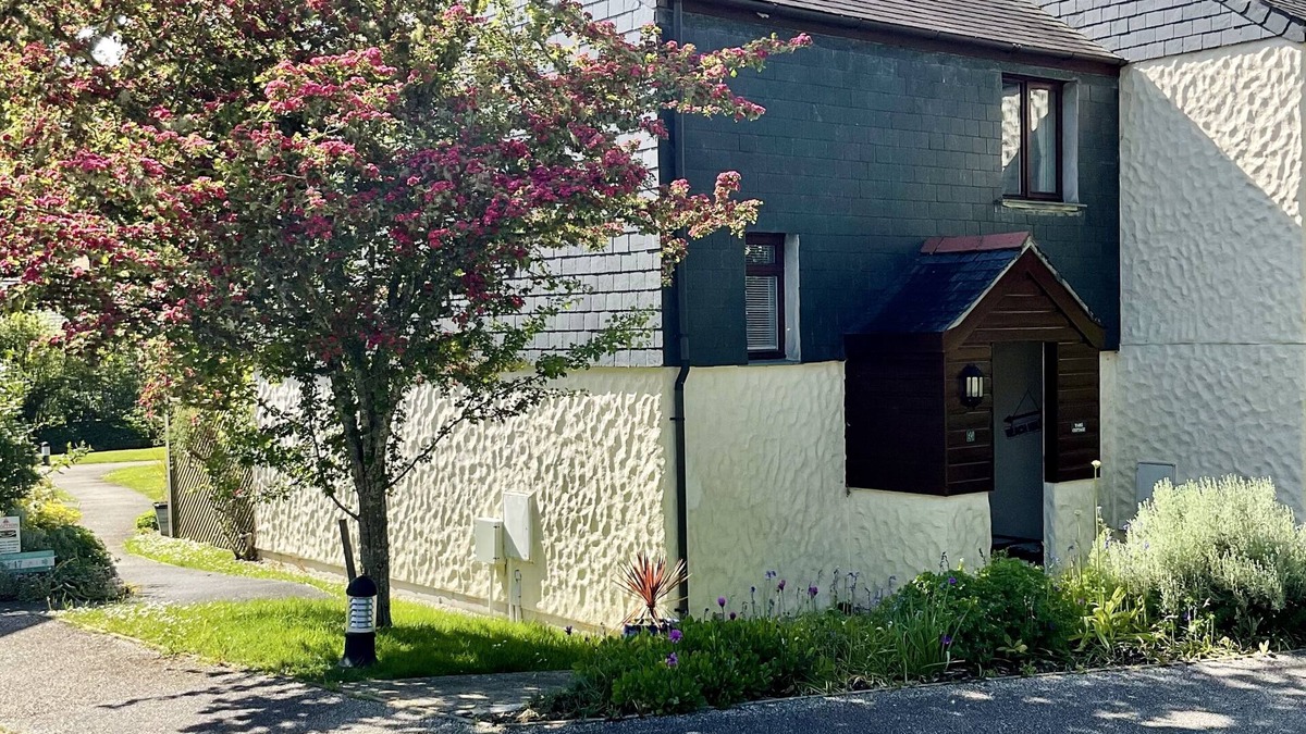 Falmouth House | Family owned cottage set in beautiful landscape gardens.