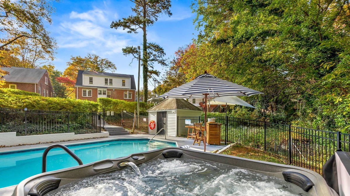 Lindley Park House | Family Peaceful Getaway w/HotTub, FirePit, Pool! 12min to Sedgefield CC!