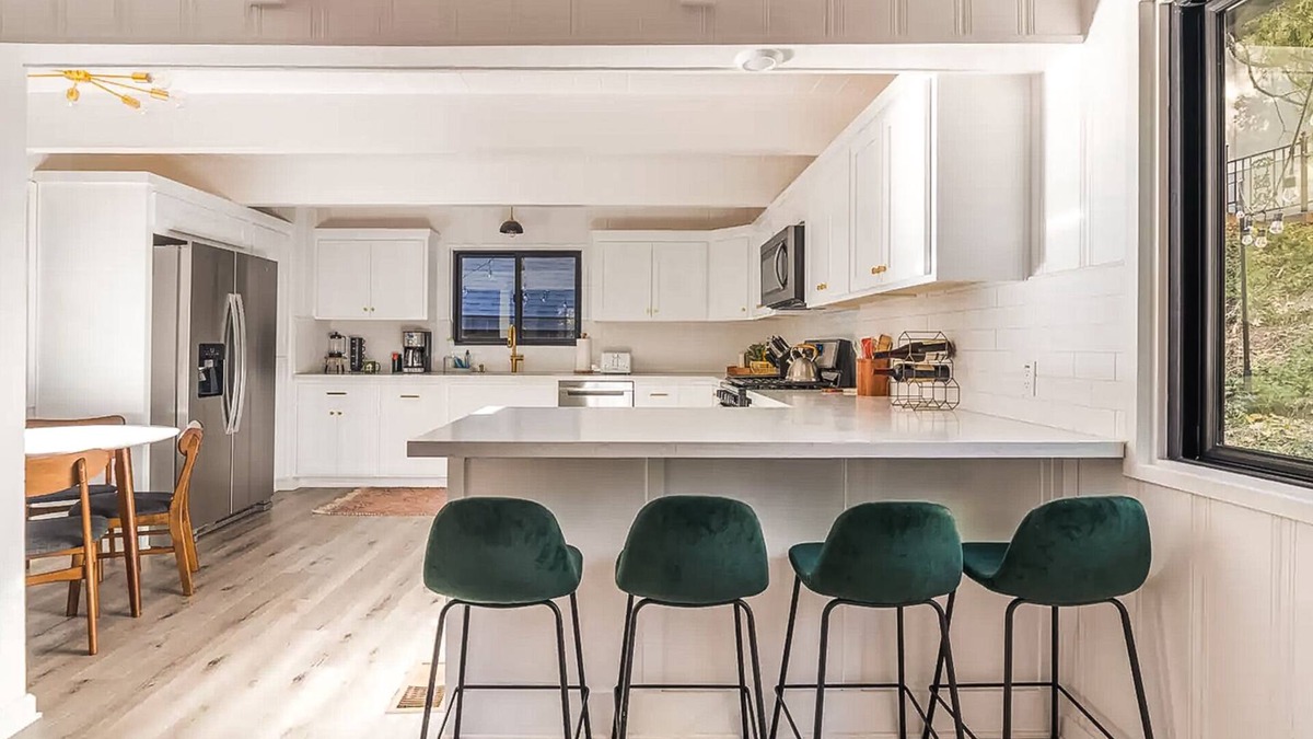 Cedar Glen Cabin | Family & Pet-Friendly, Cozy & Stylish Cabin Steps from Lake+Village