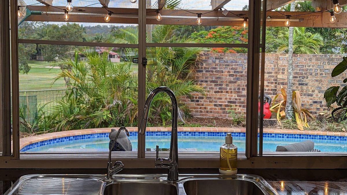 Helensvale House | Family Pet Friendly Theme Park Golf Course Pool