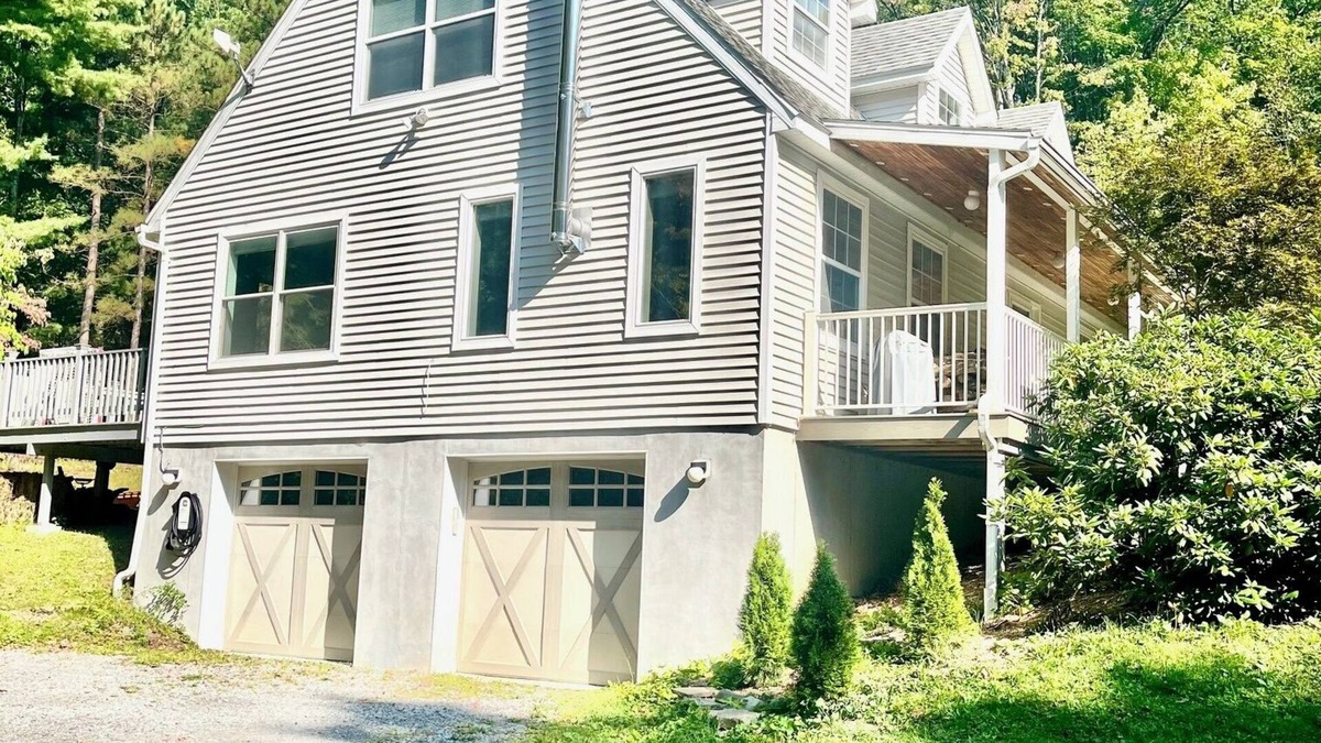 Ithaca House | Family/Pet Friendly Cape close to Cornell and Ithaca College