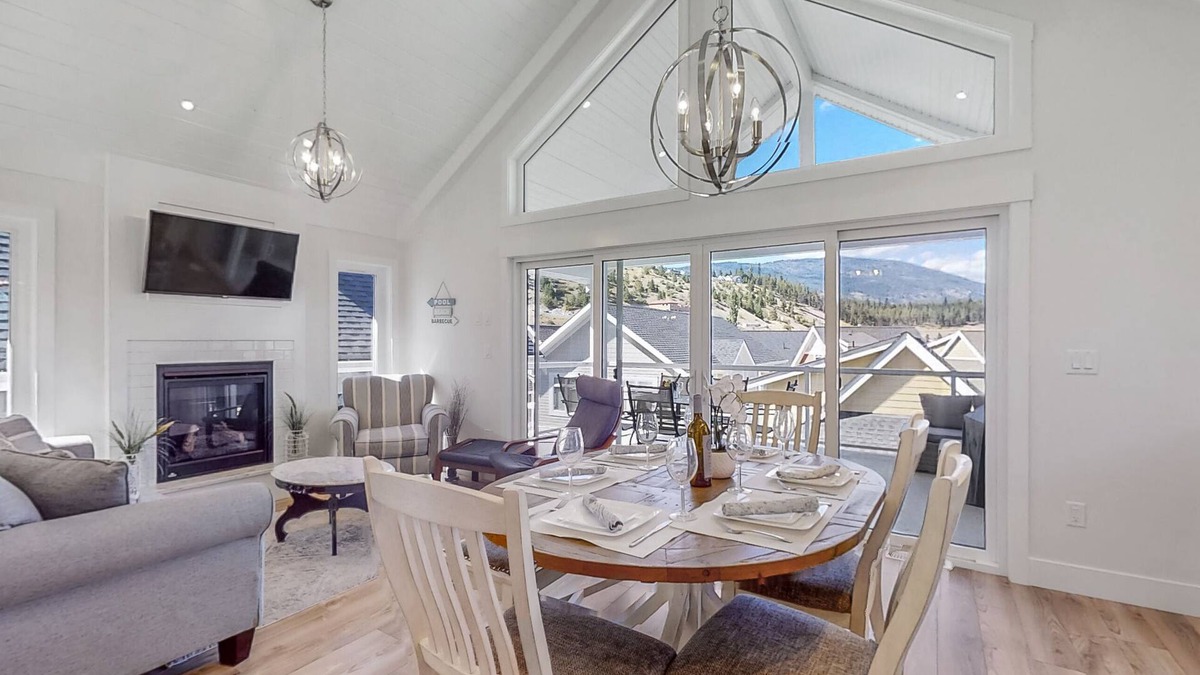 Central Okanagan Cottage | 🐕FAMILY, PET FRIENDLY/GOLF CART-FALL DATES AVAILABLE! CLOSE TO MAIN AMENITIES🍂